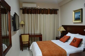 גאבורון Hotel Labama מראה חיצוני תמונה